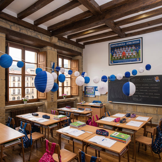 Farolillos blancos y azules colgados como decoración